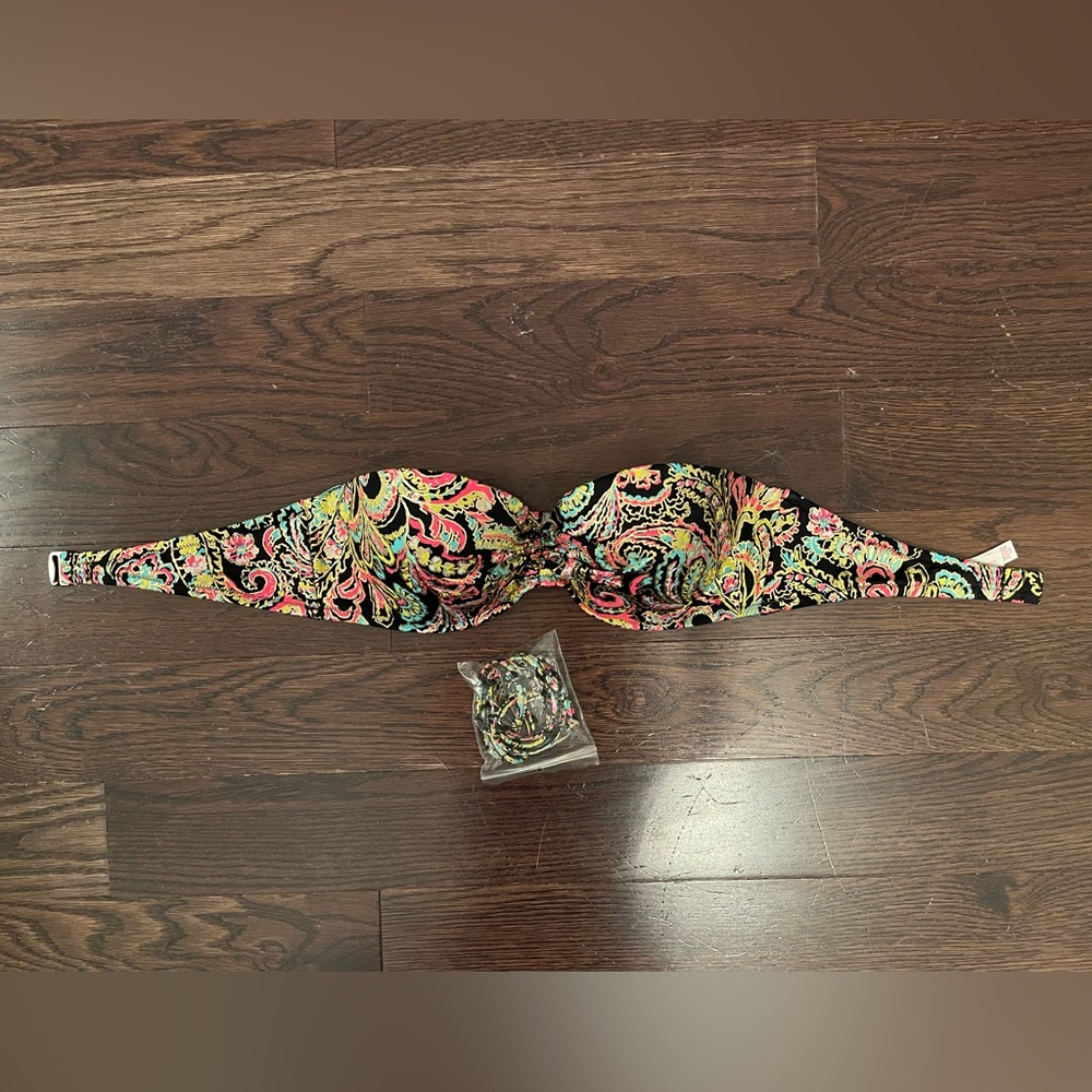 NWOT Victoria’s Secret Bikini top size 36 B. Smoke free.